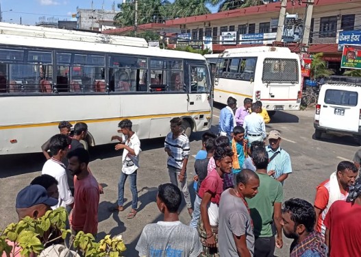 नेपालगञ्जमा सडकमै गाडी तेस्र्याएर हड्ताल !