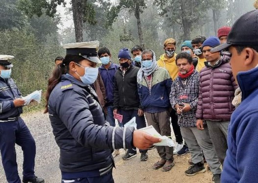 चालकसँग बाँके ट्राफिक प्रहरीले गर्यो सचेतना कार्यक्रम