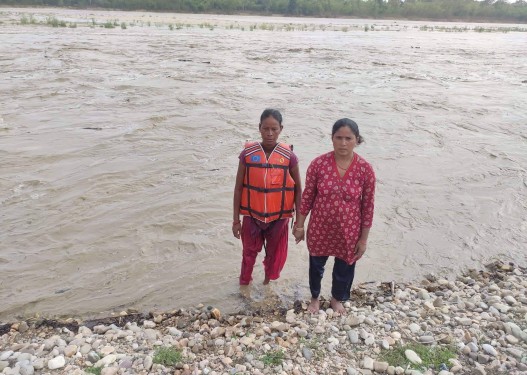 राप्ती नदीको बाढीमा फसेका दुई जना महिलाको उद्दार