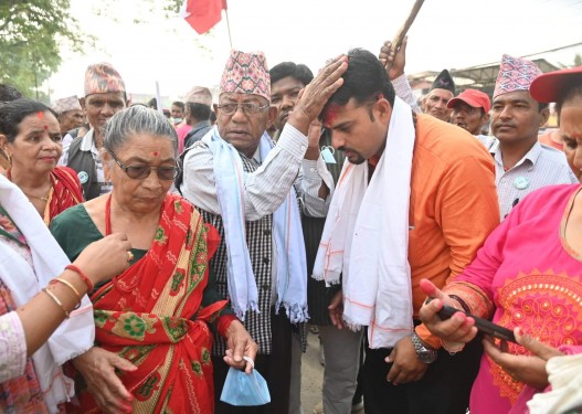 शहिद परिवारबाट आर्शिवाद लिँदै कोहलपुरमा काँग्रेसको घरदैलो सुरु