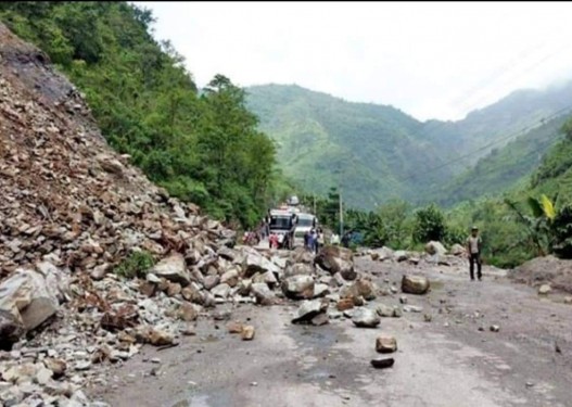 अविरल वर्षाले पूर्व पश्चिम राजमार्ग र बुटवल-पाल्पा सडक अवरुद्ध