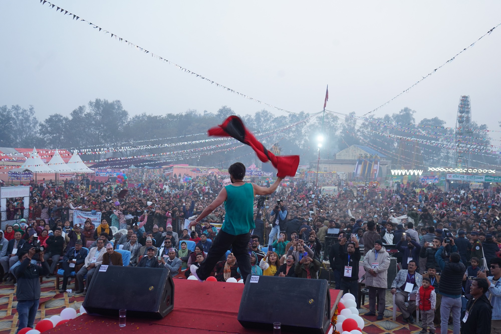 प्रादेशिक महोत्सबमा दुर्गेशको दमदार इन्ट्री, दर्शकसंगै दीपक र दीपालाई नचाए