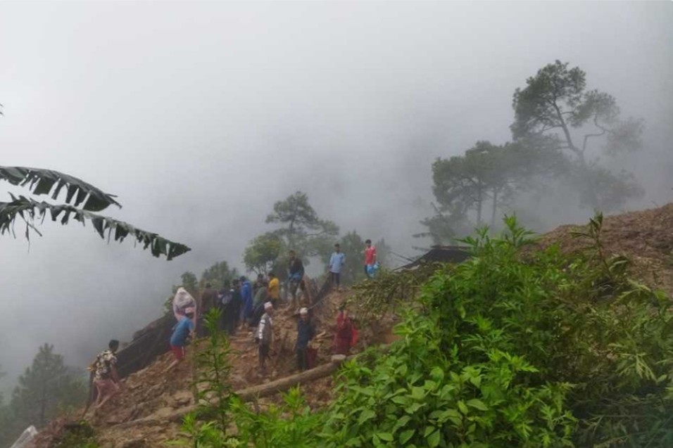 पहिरोमा पुरिएर ८ जनाको मृत्यु