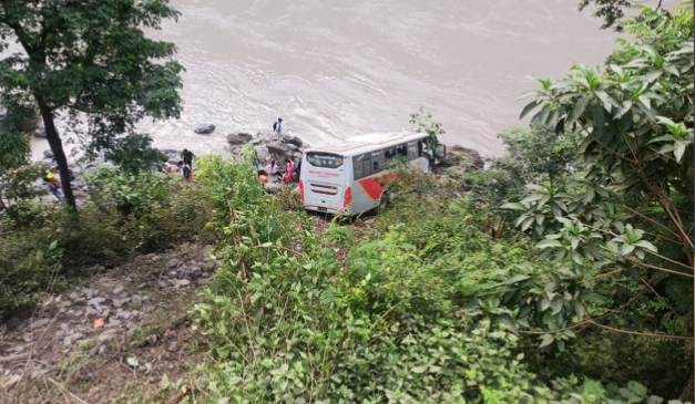 नेपालगन्जबाट काठमाडौं जाँदै गरेको बस त्रिशुली किनारमा खस्दा पाँच जना गम्भीर