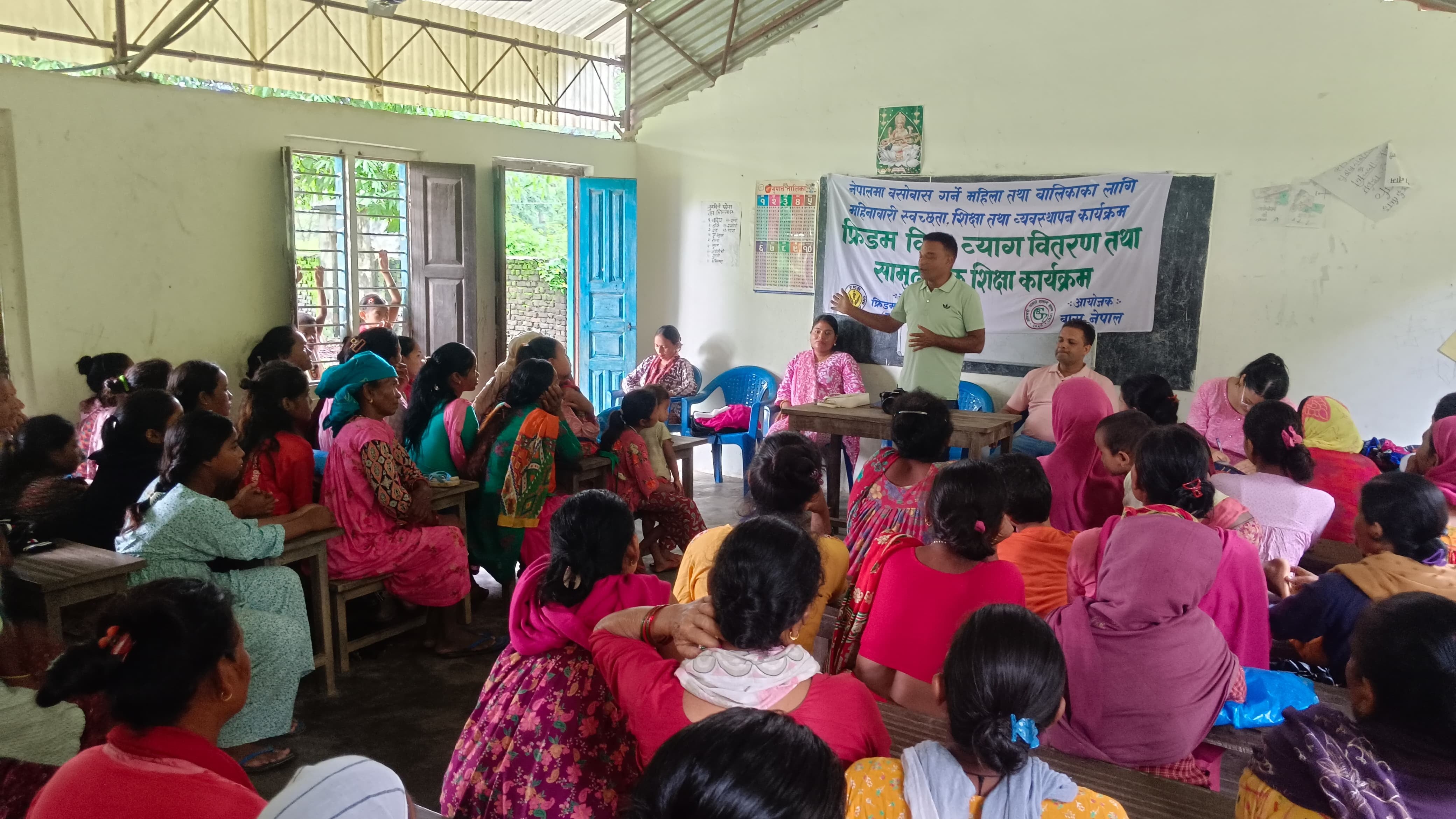 चुना बस्तीका महिलालाई पहिलोपटक महिनावारी स्वच्छता शिक्षा र किट ब्याग वितरण